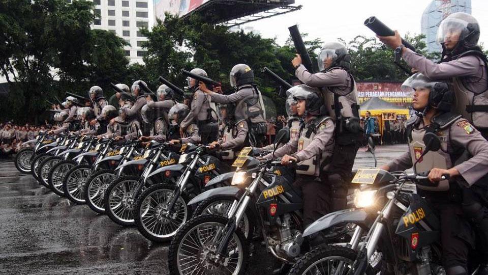 Pihak kepolisian akan bersiaga jelang laga Persib melawan Persija. - INDOSPORT